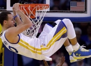 爱游戏体育-莫兰特单骑破阵，广东队团队风暴击溃吉林