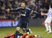 爱游戏在线-北欧风暴撕裂德甲堡垒，挪威新星险胜勒沃库森，马丁内利状态如火山喷发