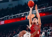 爱游戏体育-热火鏖战山东队，浓眉哥高光表现