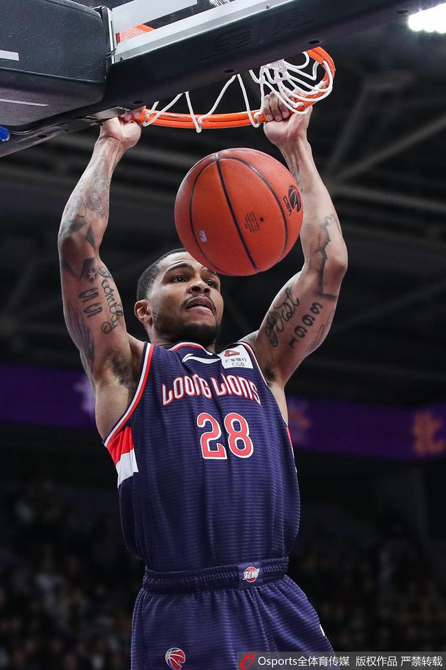 广州队碾压上海队，乔治关键制胜