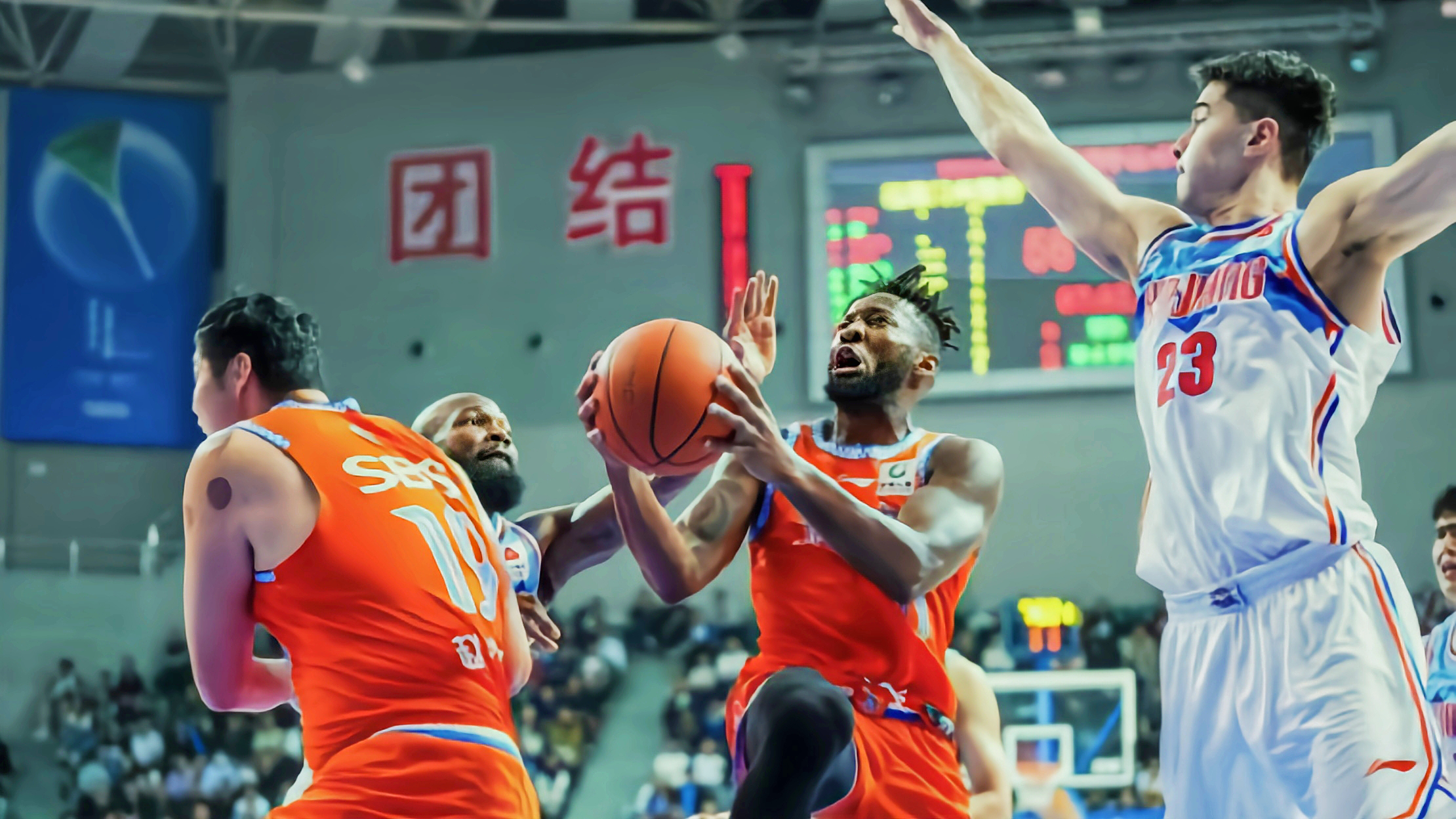 福建队翻盘新疆队，詹姆斯点燃赛场