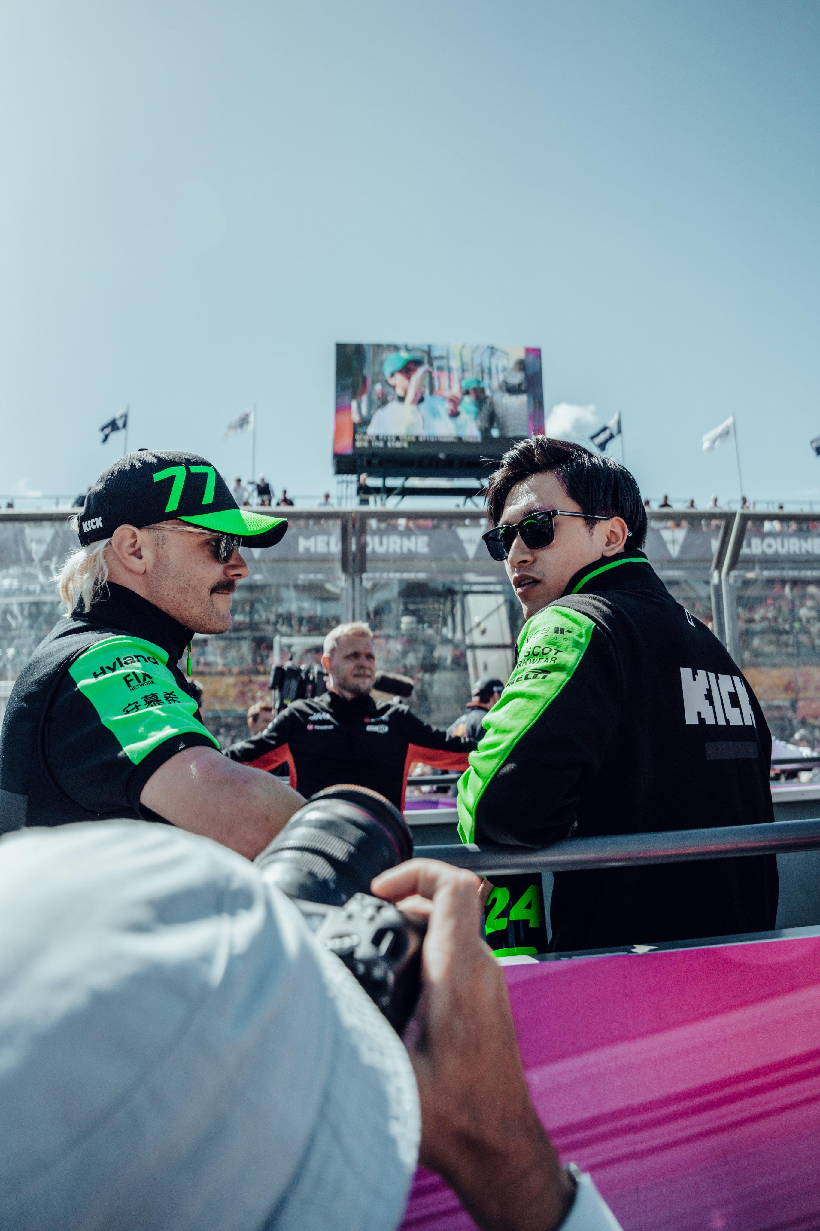 雷诺车队鏖战索伯车队，周冠宇扛起全队