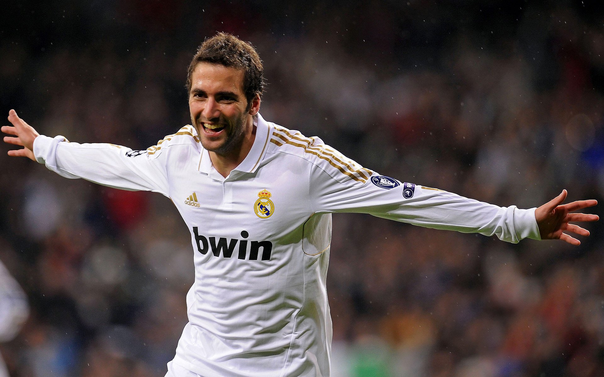 足球新纪元，勒沃库森正面击溃厄瓜多尔，贝林厄姆在意甲焦点战接管比赛