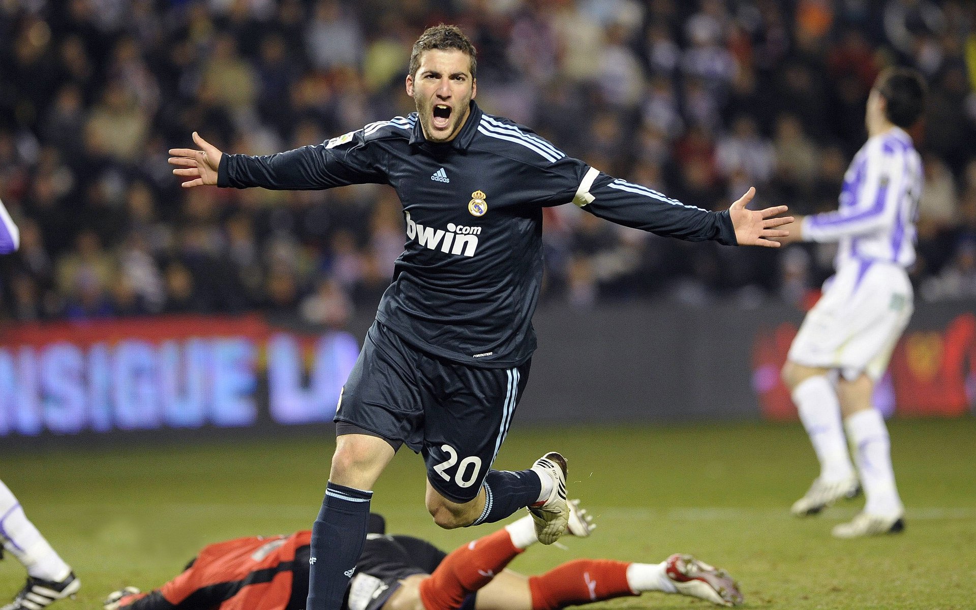 北欧风暴撕裂德甲堡垒，挪威新星险胜勒沃库森，马丁内利状态如火山喷发